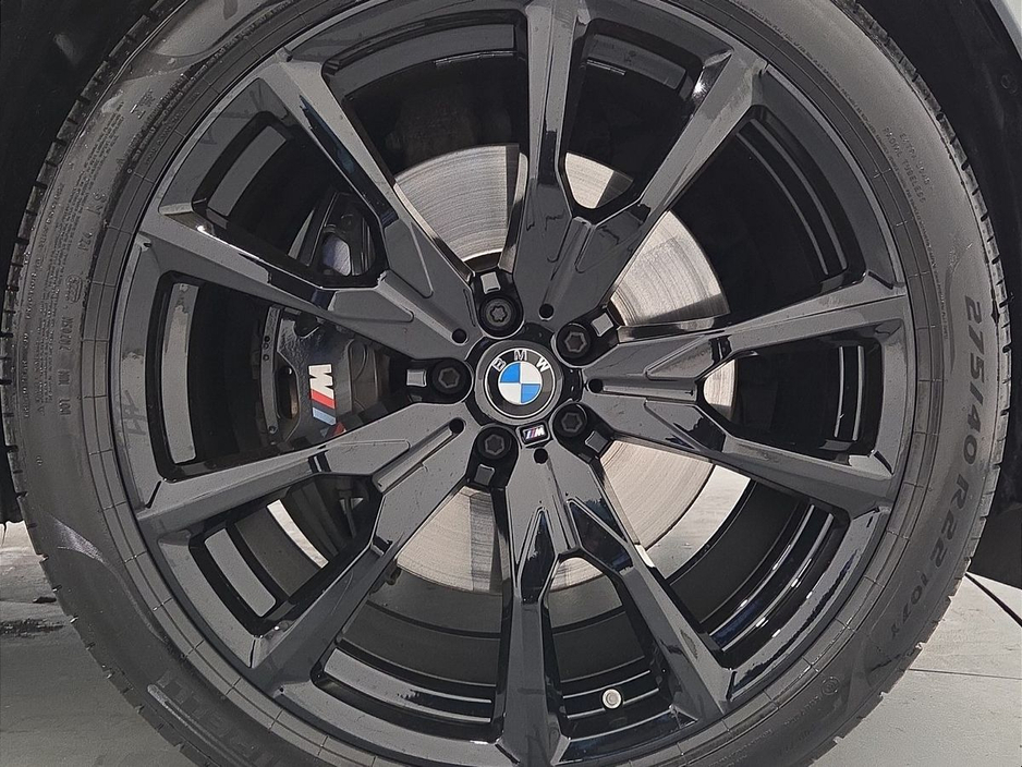 2023 BMW X7 - image 14