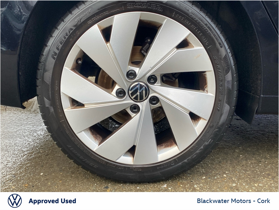 2022 Volkswagen Golf - image 9