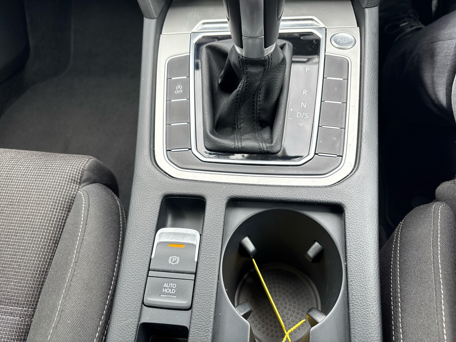 2015 Volkswagen Passat - image 16