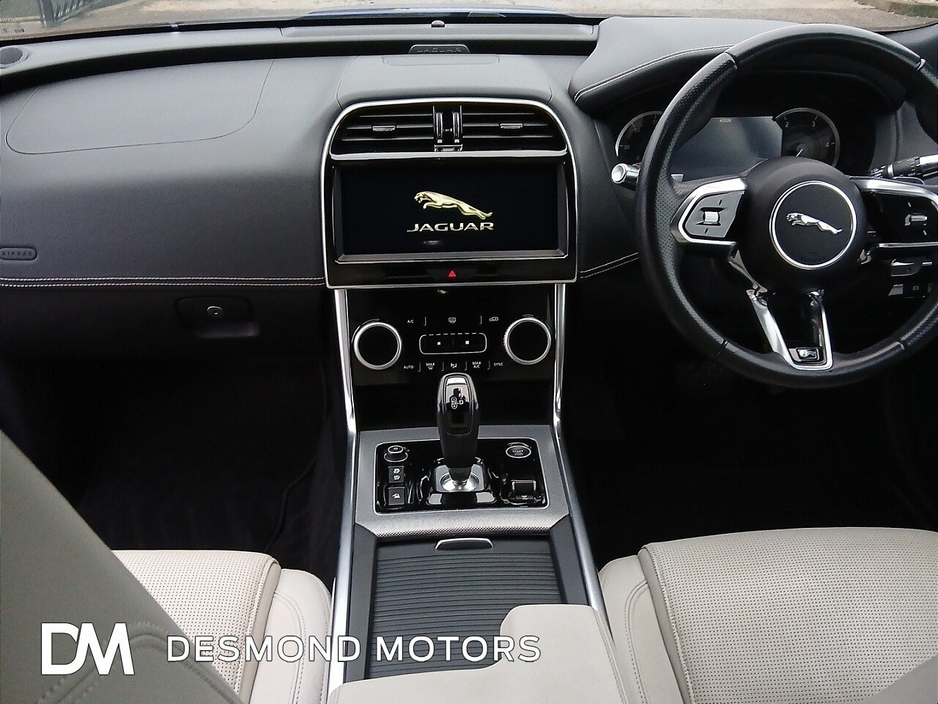 2019 Jaguar XE - image 9