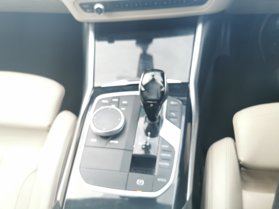 2019 BMW 3 Series - image 17