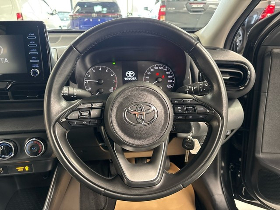 2022 Toyota Yaris - image 9