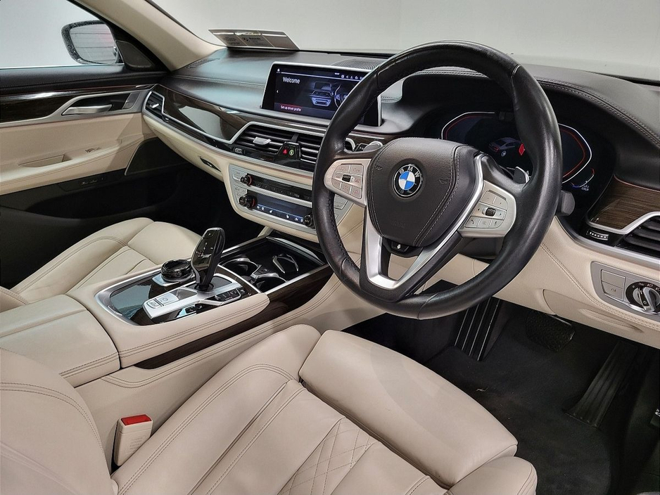 2020 BMW 7 Series - image 6