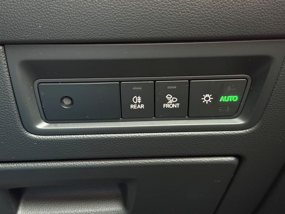 2019 Volkswagen Touareg - image 25