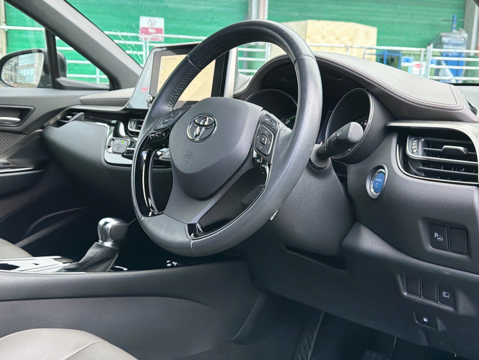 2023 Toyota C-HR HYBRID SOL TOP SPEC // HEATED LEATHER SEATS // SAT-NAV // REAR CAMERA // BLUETOOTH // CRUISE CONTROL // FULL WARRANTY €31,945