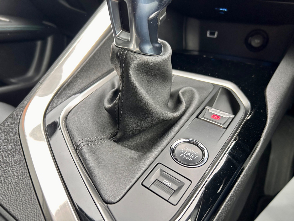 2022 Peugeot 3008 - image 12