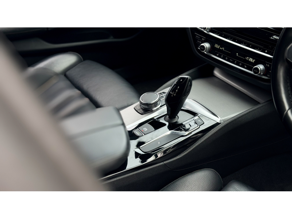 2017 BMW 5 Series - image 7