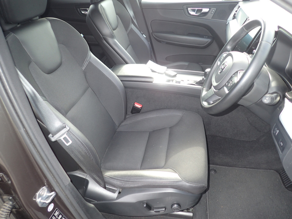 2019 Volvo XC60 2.0 D4 MOMENTUM PLUS DIESEL AUTOMATIC // MASSIVE SPEC // HALF LEATHER // APPLE CARPLAY // PRO MEDIA // REVERSING CAMERA // CRUISE CONTROL // LANE ASSIST // COLLISION WARNING SYSTEM // UPGRADED ALLOYS €32,950