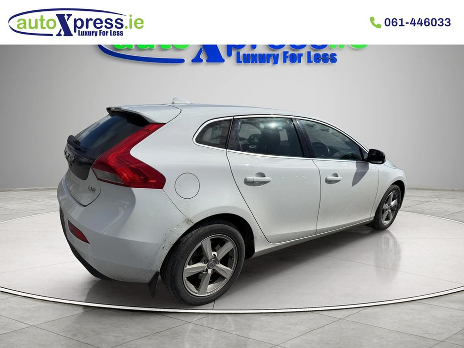 2014 Volvo V40 - image 2