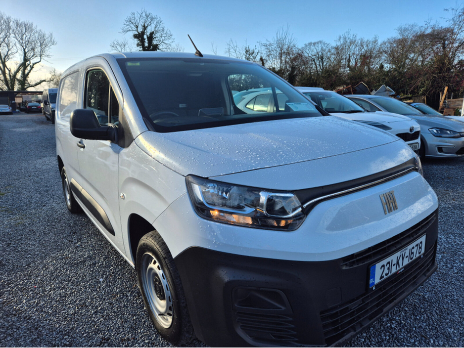 2023 Fiat Doblo - image 2