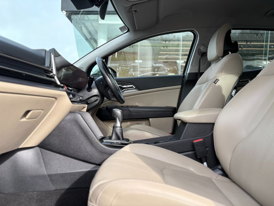 2022 Kia Sportage - image 2