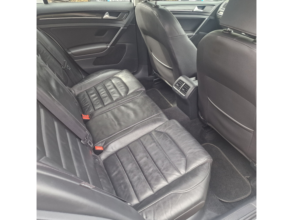 2013 Volkswagen Golf - image 12