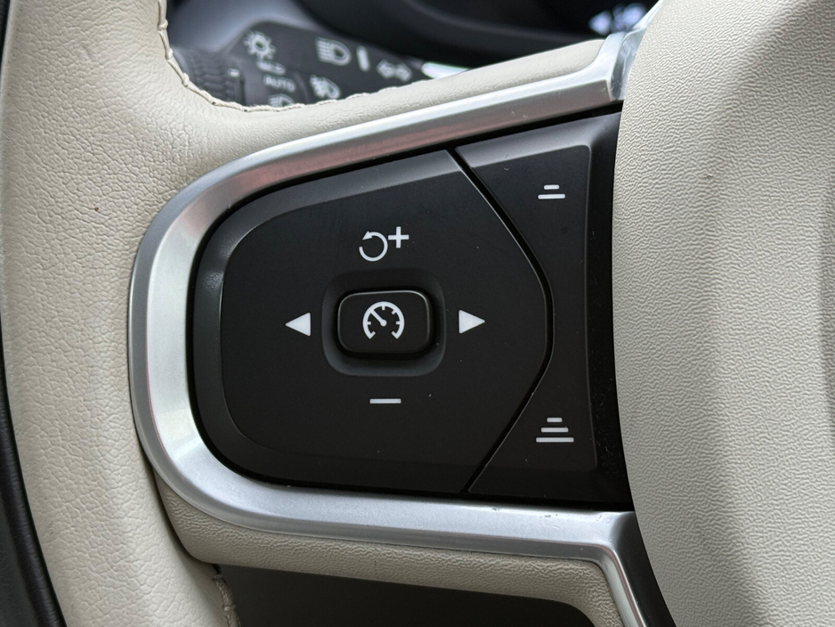 2021 Volvo XC60 - image 27