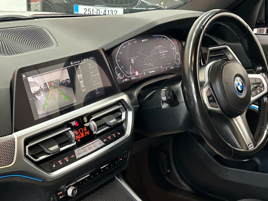 2021 BMW 3 Series - image 20