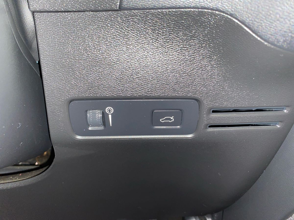 2022 Volvo XC40 - image 14