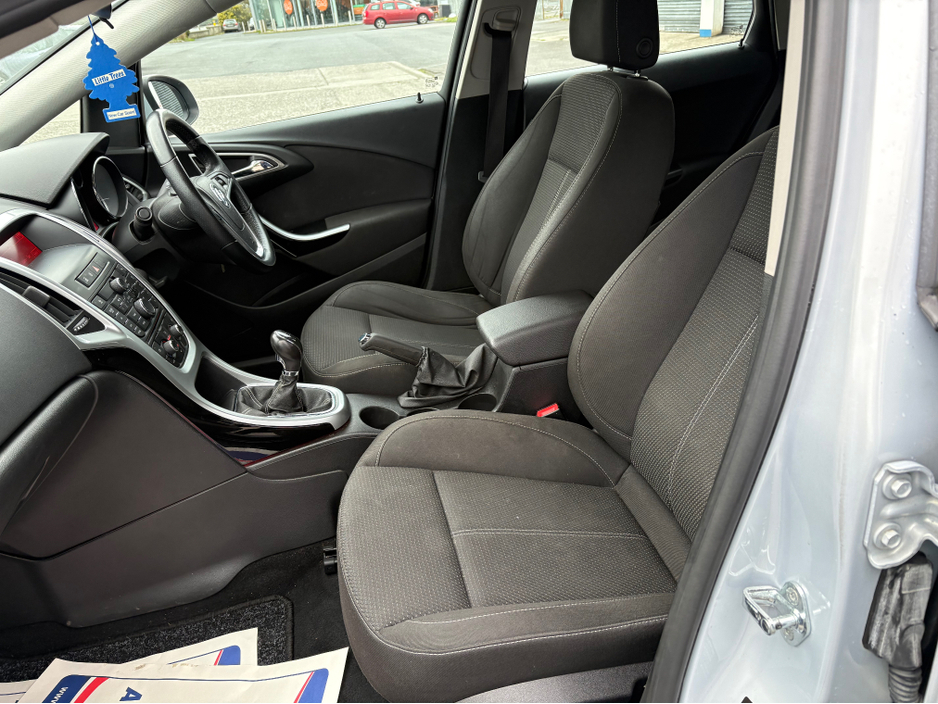 2013 Opel Astra - image 9