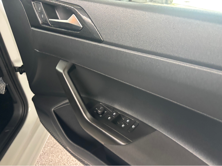 2022 Volkswagen Polo - image 6