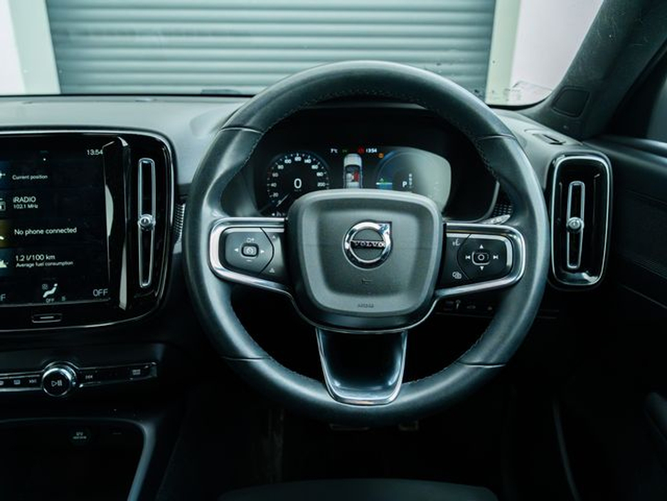 2022 Volvo XC40 - image 9