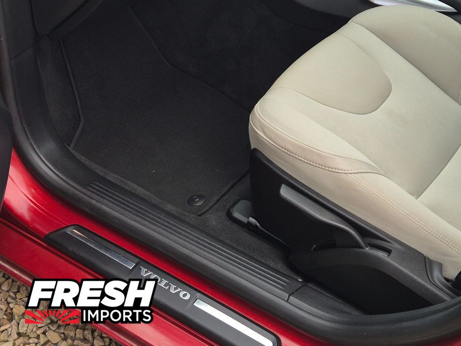 2014 Volvo V40 - image 24