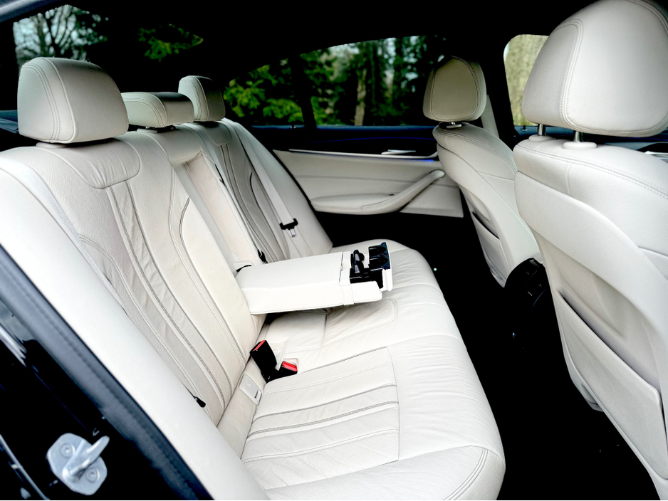 2021 BMW 5 Series - image 9