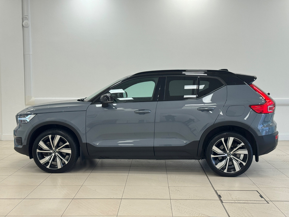 2022 Volvo XC40 - image 4