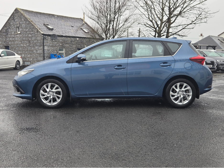 2017 Toyota Auris - image 8