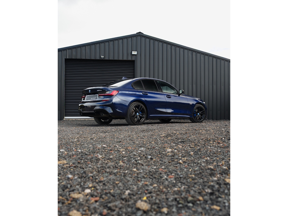 2022 BMW 3 Series - image 4