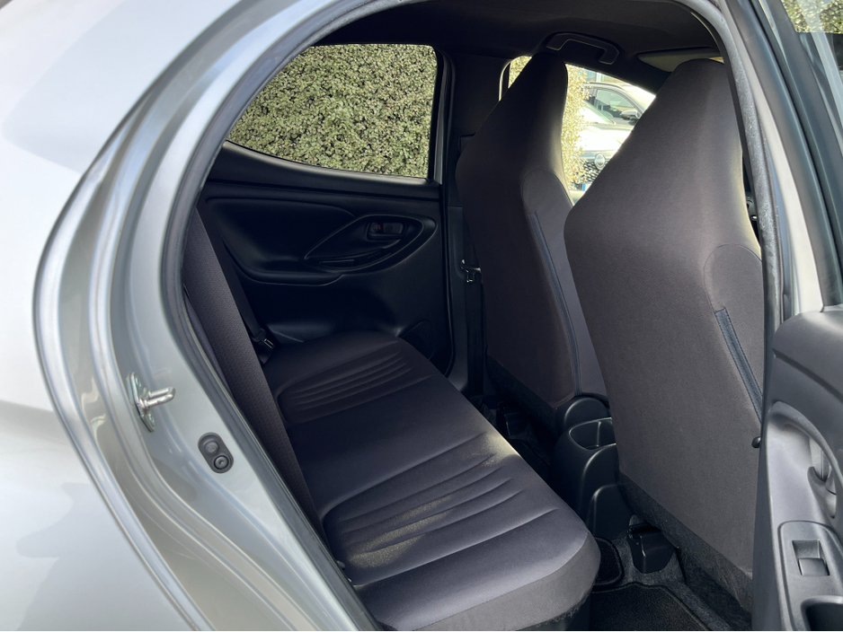 2021 Toyota Yaris - image 9