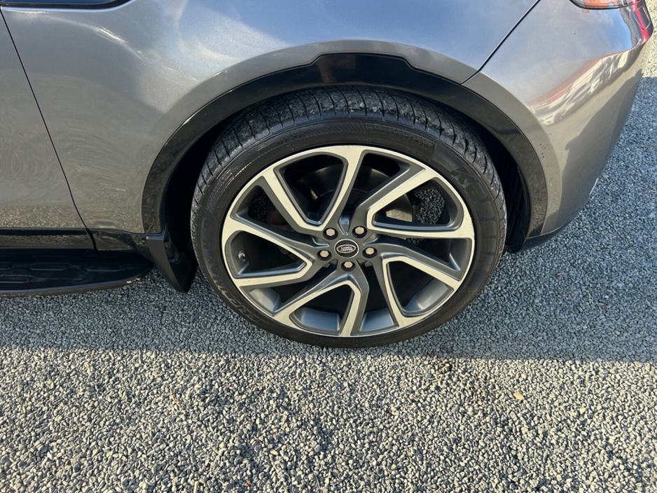 2018 Land Rover Discovery - image 12