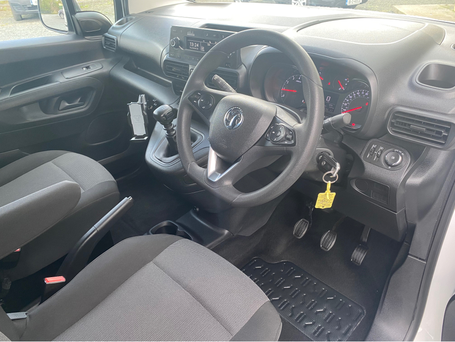 2022 Opel Combo - image 6