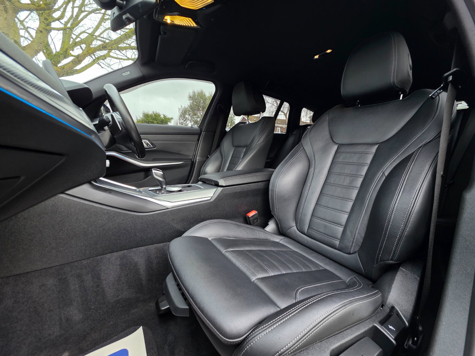 2021 BMW 3 Series - image 21