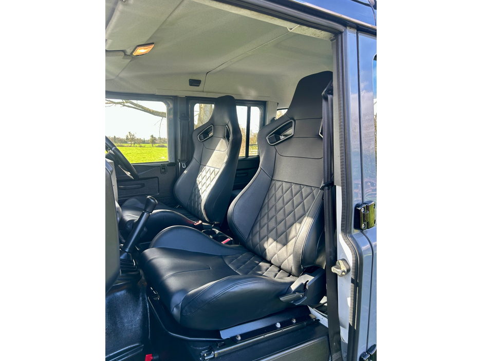 2017 Land Rover Defender - image 17