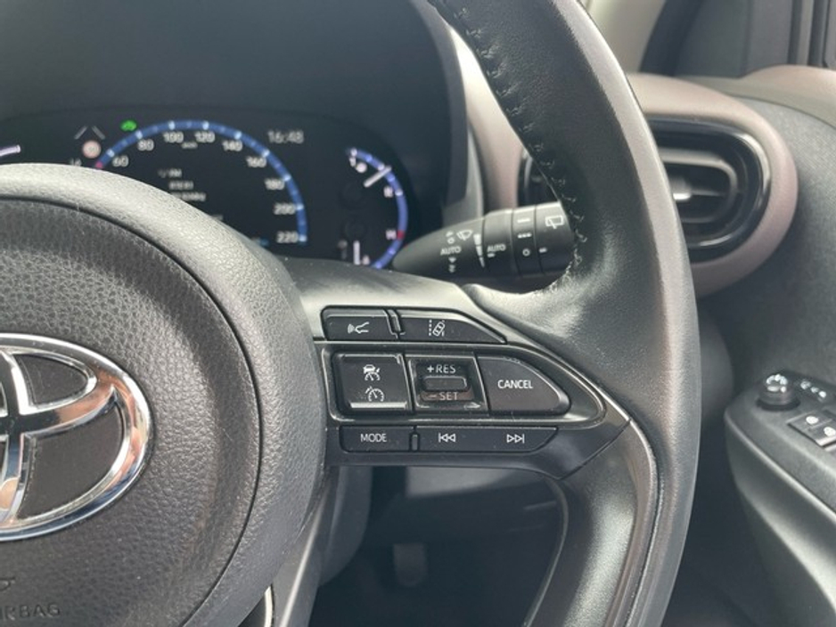 2022 Toyota Yaris Cross - image 12