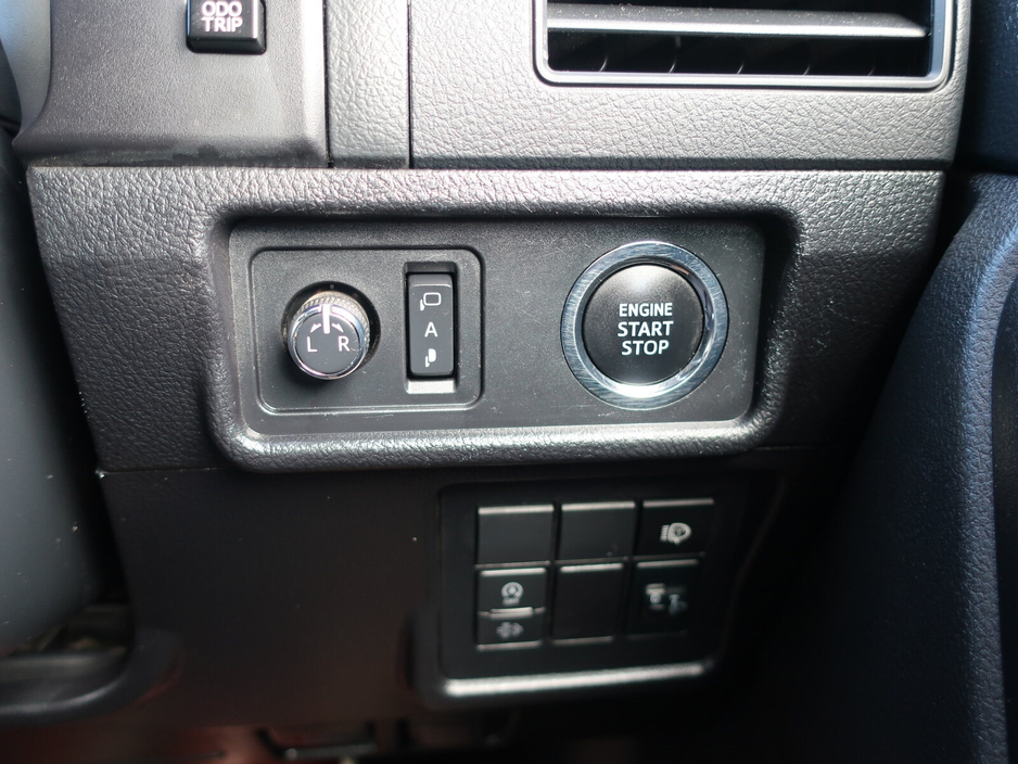 2022 Toyota Landcruiser - image 16