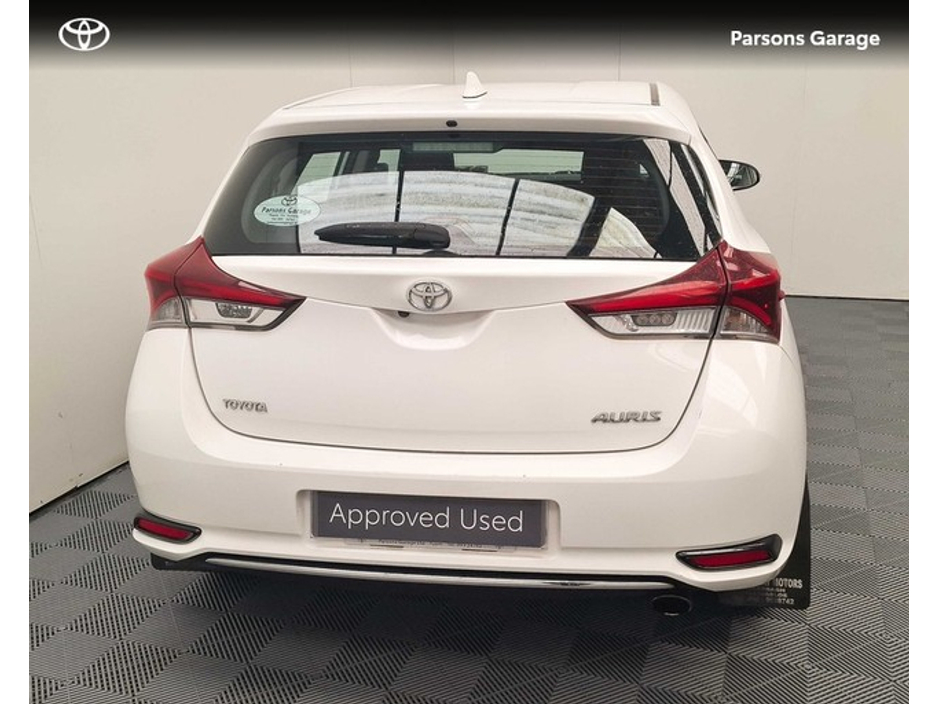 2016 Toyota Auris - image 4