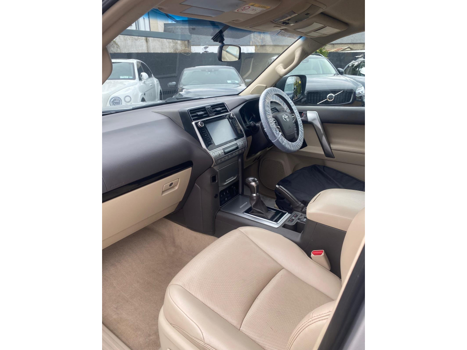 2020 Toyota Landcruiser - image 38