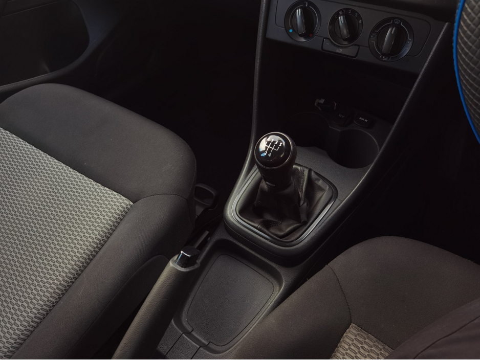 2013 Volkswagen Polo - image 16