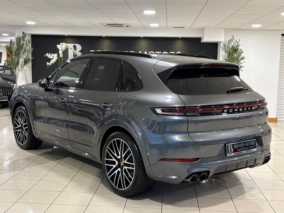 2024 Porsche Cayenne - image 5