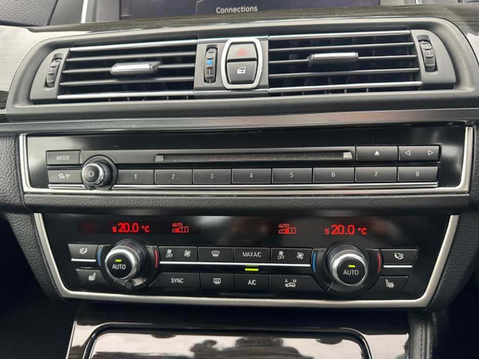 2017 BMW 5 Series - image 19