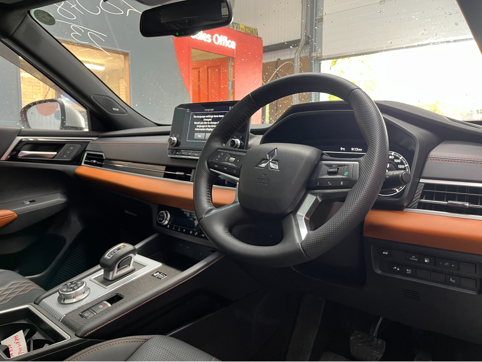 2023 Mitsubishi Outlander - image 10