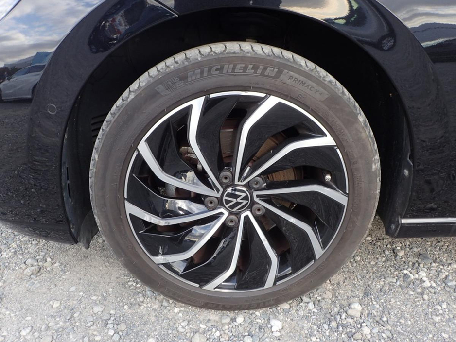 2022 Volkswagen Golf - image 2