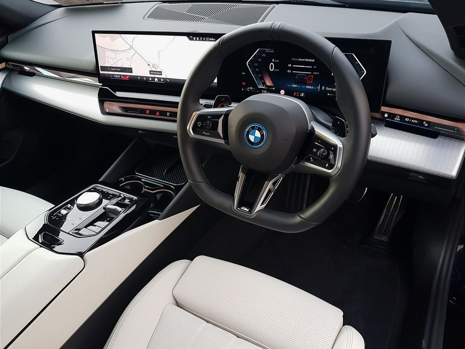 2025 BMW 5 Series - image 6