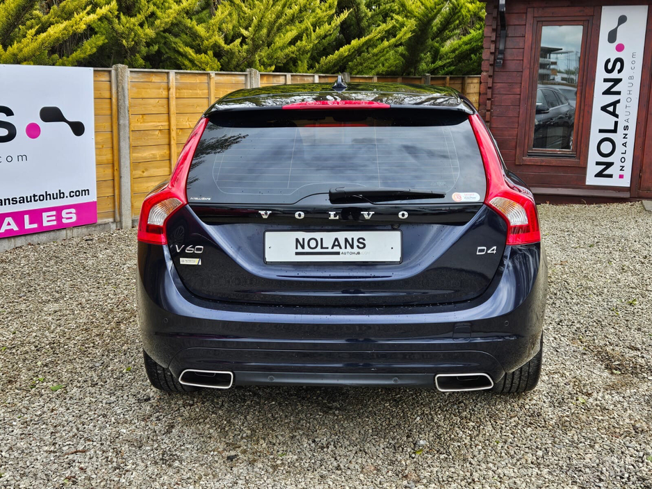 2016 Volvo V60 - image 7