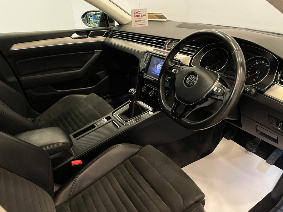 2015 Volkswagen Passat - image 14