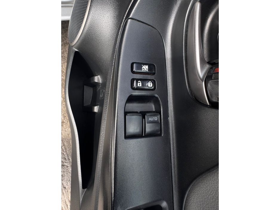 2016 Toyota Yaris - image 28