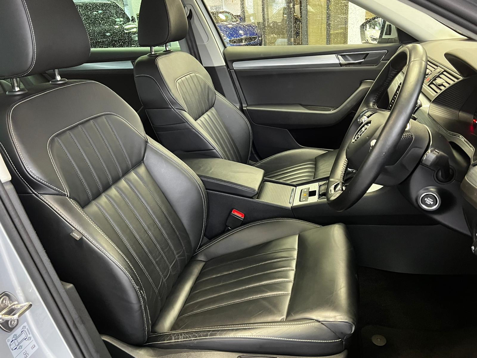 2022 Skoda Superb - image 11