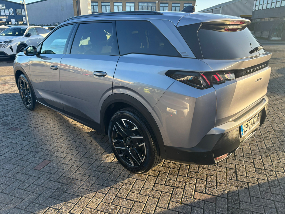 2025 Peugeot 5008  €44,950