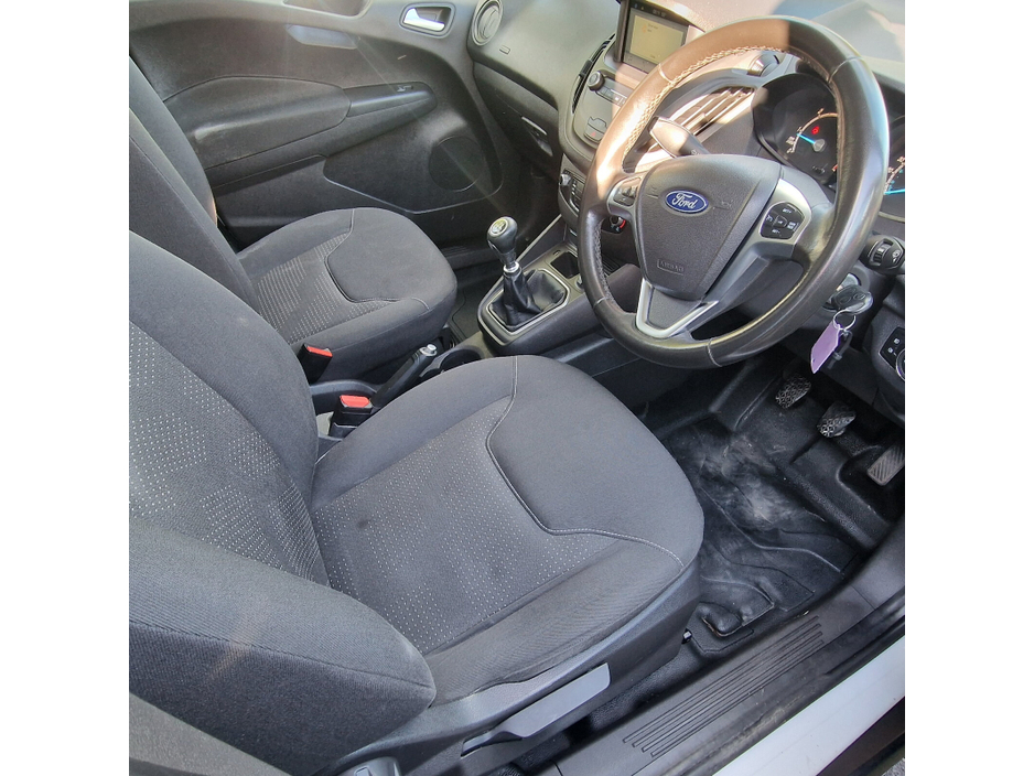 2019 Ford Courier - image 9