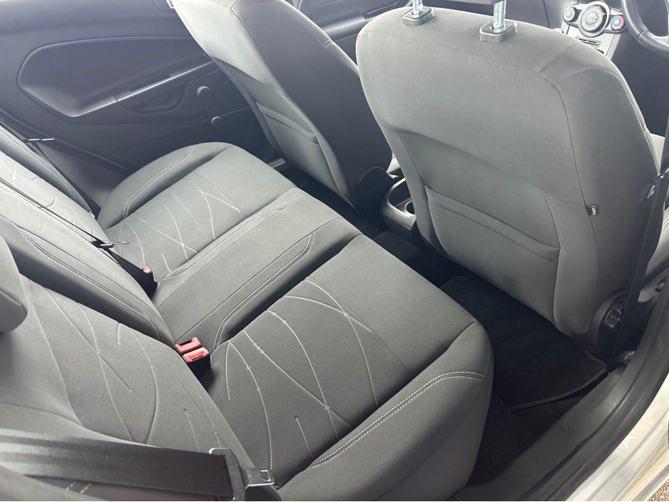2015 Ford Fiesta - image 2