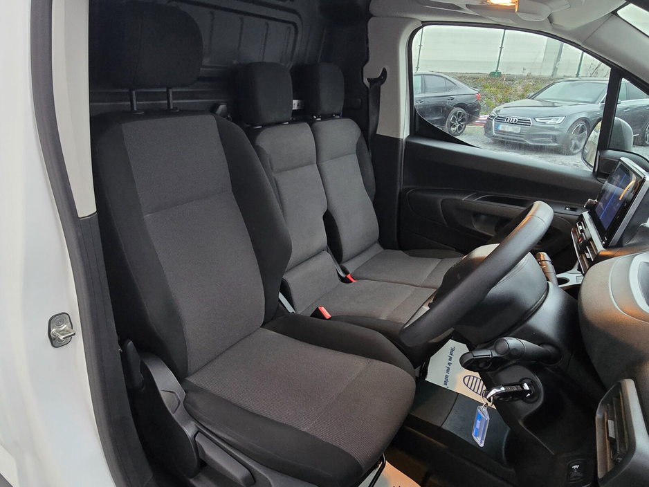 2022 Peugeot Partner - image 21